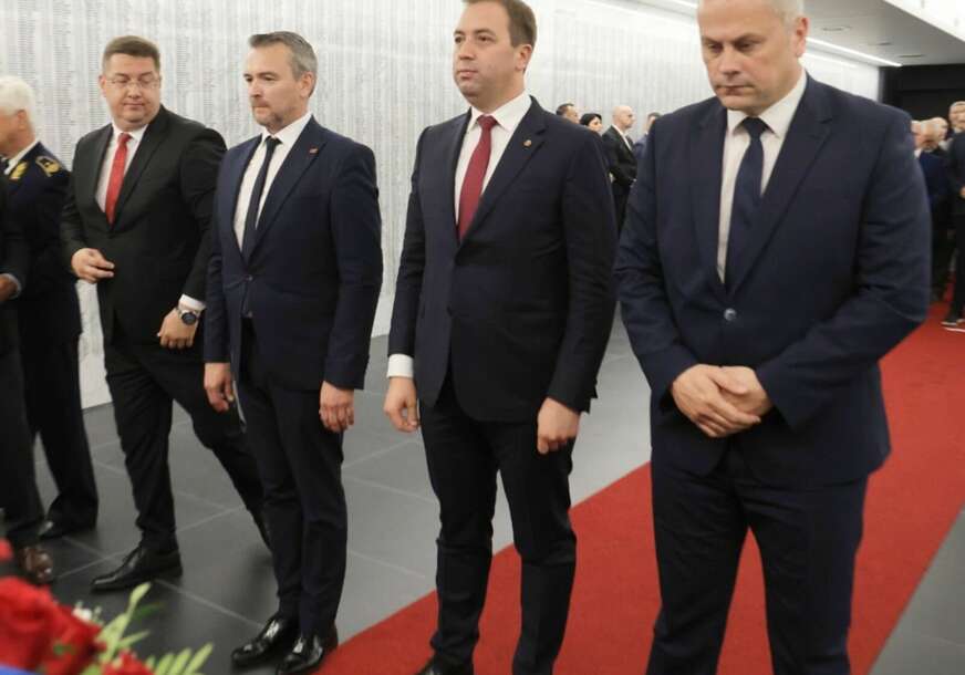 (FOTO) Selak nakon obilježavanja Dana Vojske Republike Srpske "Bez sjećanja na žrtve, nema budućnosti za naš narod"