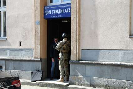 (VIDEO, FOTO) DUGE CIJEVI ispred Doma sindikata: Zatvorena Srpska ulica, na terenu specijalci, evo šta je razlog