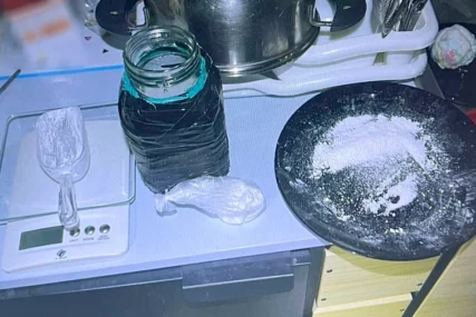 (FOTO) Policija mu "upala" u stan, pa imala šta i da vidi: Uhapšen muškarac, pronađen BIJELI PRAH, AMFETAMIN I DIGITALNA VAGICA