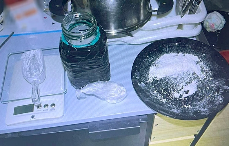 (FOTO) Policija mu "upala" u stan, pa imala šta i da vidi: Uhapšen muškarac, pronađen BIJELI PRAH, AMFETAMIN I DIGITALNA VAGICA