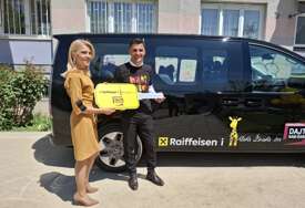 (FOTO) Raiffeisen uručio vrijednu donaciju Udruženju „Dajte nam šansu“