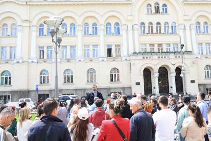 (FOTO) "Odgovor od gradonačelnika je uvijek bio isti" Roditelji u Banjaluci čekaju subvencije za vrtiće do utorka, ukoliko ih ne bude idu ponovo na protest ispred Gradske uprave