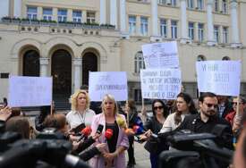 (VIDEO, FOTO) "Zašto su naša djeca manje vrijedna" Roditelji djece iz privatnih vrtića ispred Gradske uprave,  plan administracije izjednačavanje cijene sa javnim