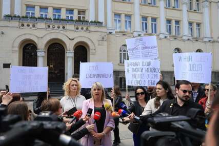 (VIDEO, FOTO) "Zašto su naša djeca manje vrijedna" Roditelji djece iz privatnih vrtića ispred Gradske uprave,  plan administracije izjednačavanje cijene sa javnim