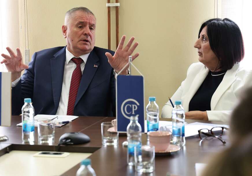 (FOTO) Plate povećane, a poslodavci ostvarili milionske profite: Šta su Ranka Mišić i Radovan Višković otkrili u svojoj "prvomajskoj čestitki"