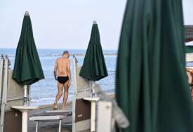 Nelegalni radovi bez dozvole: Buldožerom PREGAZIO turistkinju koja se SUNČALA na plaži