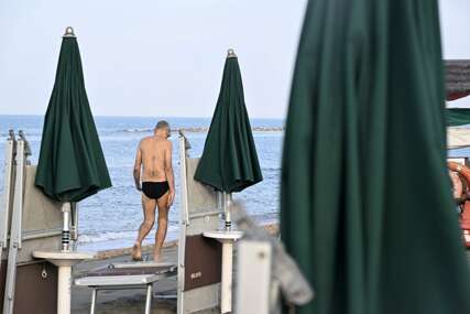 Nelegalni radovi bez dozvole: Buldožerom PREGAZIO turistkinju koja se SUNČALA na plaži