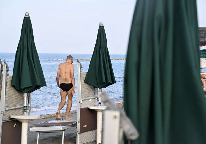 Nelegalni radovi bez dozvole: Buldožerom PREGAZIO turistkinju koja se SUNČALA na plaži