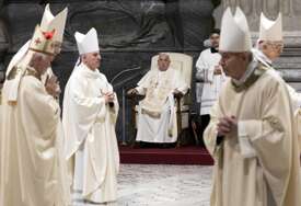 (FOTO, VIDEO) Papa Lav XIV u suzama na inauguracionoj misi u Vatikanu: "Boriću se protiv iskušenja da vladam kao autokrata"