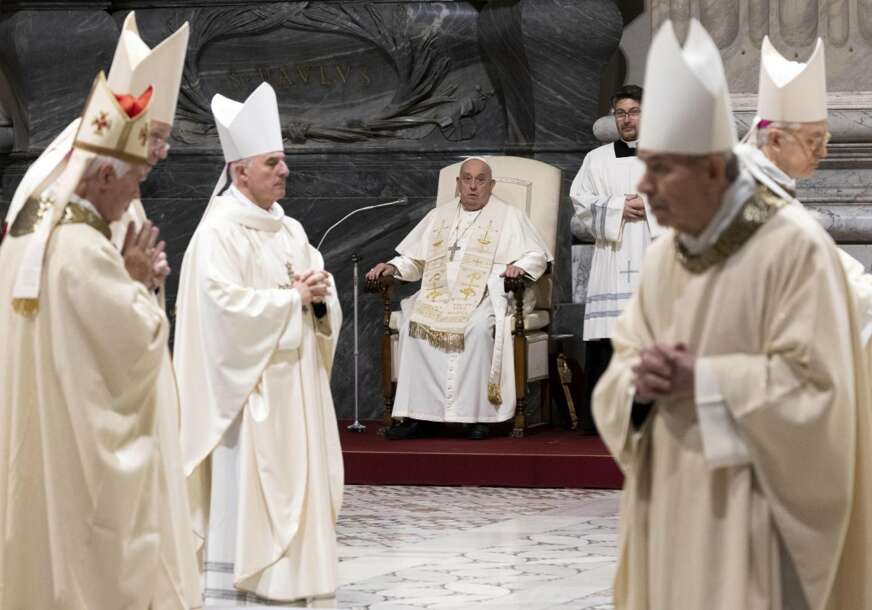 (FOTO, VIDEO) Papa Lav XIV u suzama na inauguracionoj misi u Vatikanu: "Boriću se protiv iskušenja da vladam kao autokrata"