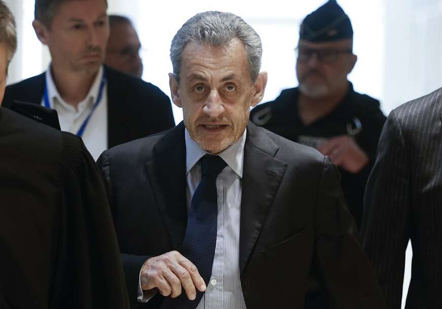 SARKOZI SKINUO NANOGICU Bivši francuski predsjednik ostaje na uslovnoj kazni zbog podmićivanja