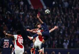 (VIDEO) Imali su slobodan udarac: Pao prvi gol na meču PSŽ - Arsenal, maestralni Ruiz loptu poslao PRAVO U MREŽU