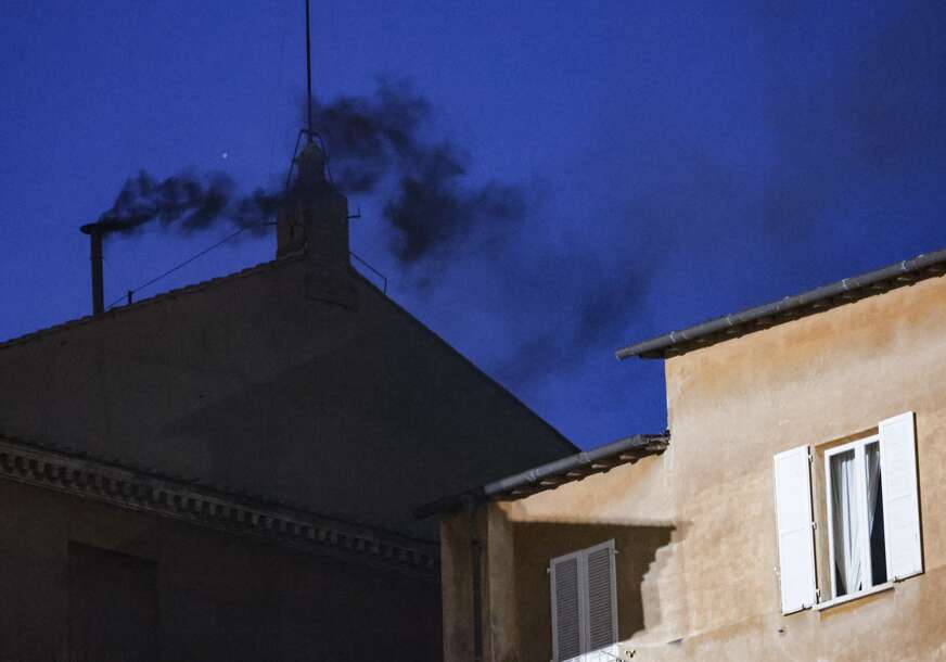 (FOTO) Čeka se BIJELI DIM: Konklava ušla u 2. dan, kardinali mogu glasati u najviše 4 kruga u danu