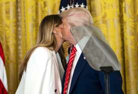 KAMERE ZABILJEŽILE POLJUBAC Donald Tramp i Melanija razmijenili nježnost pred svima, konačno su zajedno u Bijeloj kući