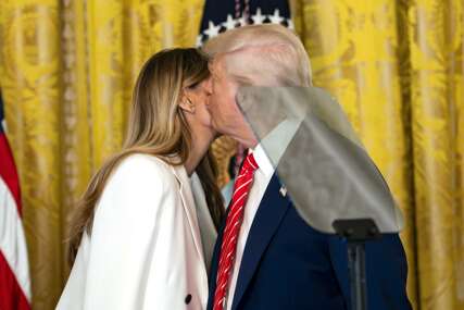 KAMERE ZABILJEŽILE POLJUBAC Donald Tramp i Melanija razmijenili nježnost pred svima, konačno su zajedno u Bijeloj kući