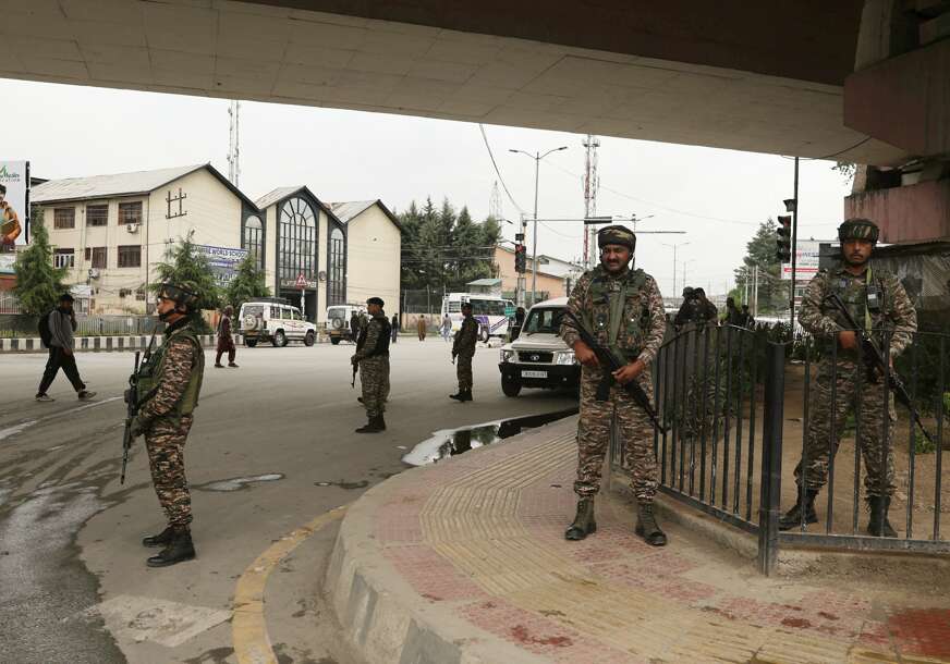 (FOTO) Najmanje 5 osoba poginulo: Pakistan izveo PRVI NAPAD NA INDIJU, sile pozivaju na deeskalaciju i dijalog