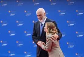 (VIDEO) Na koljenima pred Meloni: Albanski premijer je ovako dočekao italijansku premijerku