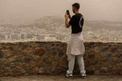(FOTO) Krit PREKRIVEN PRAŠINOM iz Sahare: Stanovnici peru kuće i dvorišta, a brana Aposelemi ostaje bez vode
