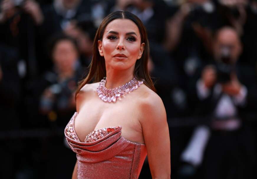 Eva Longorija ponovo OČARALA Kan: Roze haljina bez naramenica istakla njen dekolte