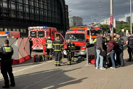 (FOTO) Privedena 39-godišnjakinja: Broj povrijeđenih u NAPADU NOŽEM na željezničkoj stanici u Hamburgu PORASTAO NA 17