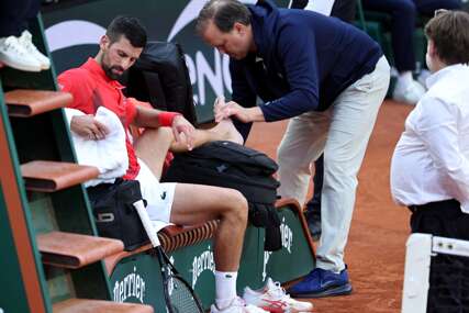 (FOTO) UKAZUJE MU SE POMOĆ Novak Đoković zatražio medicinski tjam-aut