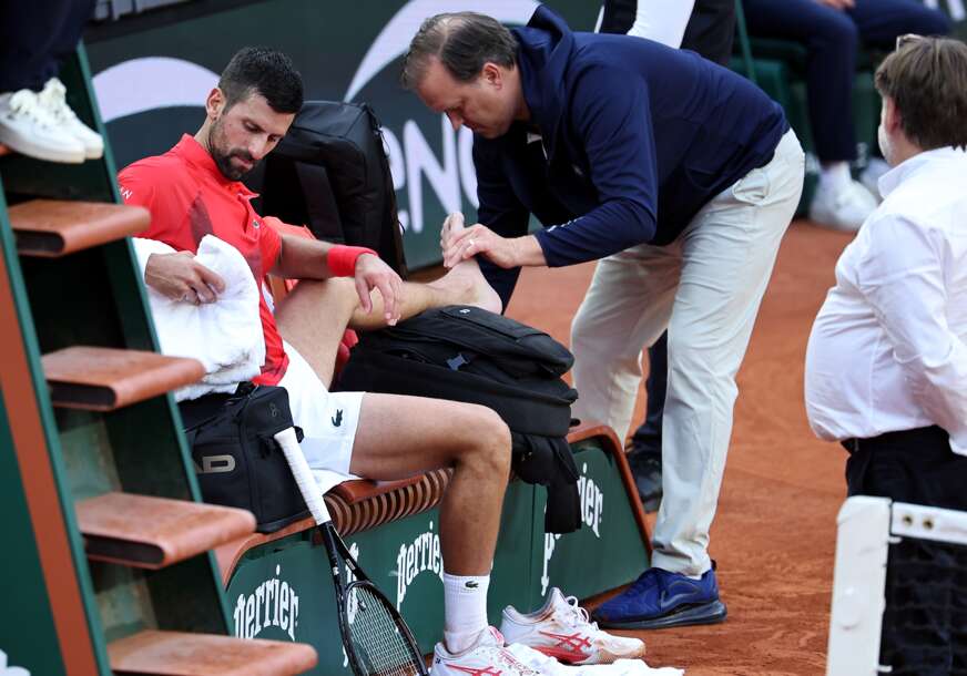 (FOTO) UKAZUJE MU SE POMOĆ Novak Đoković zatražio medicinski tjam-aut