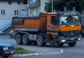 (VIDEO) "OVO JE ČUDO FIZIKE" Gore društvene mreže, ovako se vozi kamion bez jednog točka