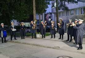 (VIDEO) Doboj oživio tradiciju: Gradski orkestar ZAPOČEO 1. MAJ ZVUCIMA TRUBE