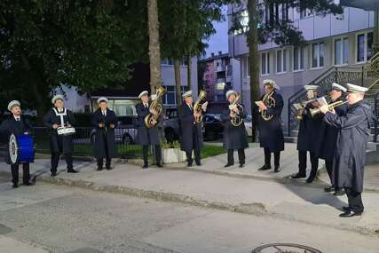 (VIDEO) Doboj oživio tradiciju: Gradski orkestar ZAPOČEO 1. MAJ ZVUCIMA TRUBE