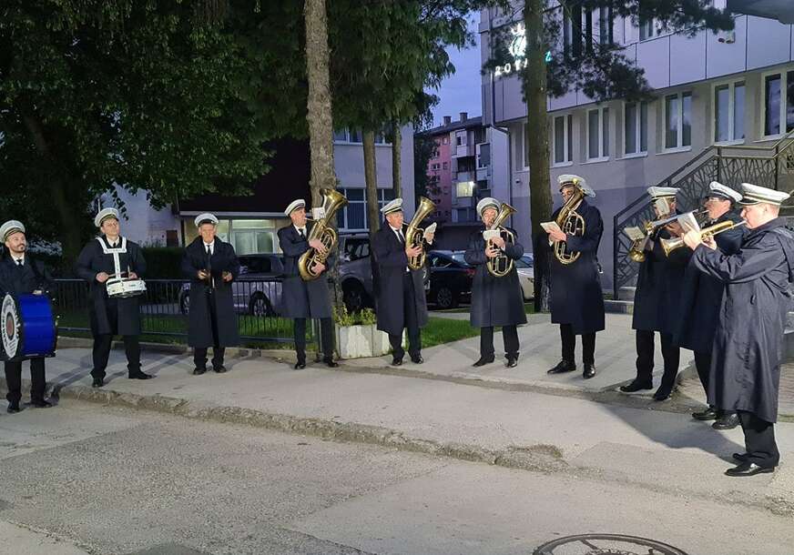 (VIDEO) Doboj oživio tradiciju: Gradski orkestar ZAPOČEO 1. MAJ ZVUCIMA TRUBE