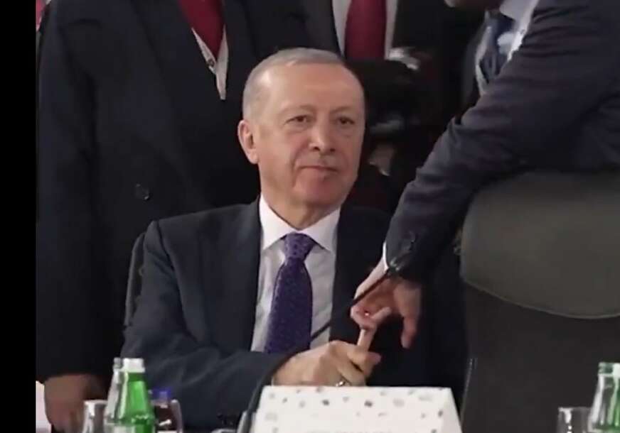Erdogan drži Makronom srednji prst i ne pušta