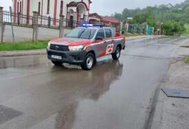 (FOTO) Vatrogasci u akciji: Izvlačili automobil iz potoka u Banjaluci