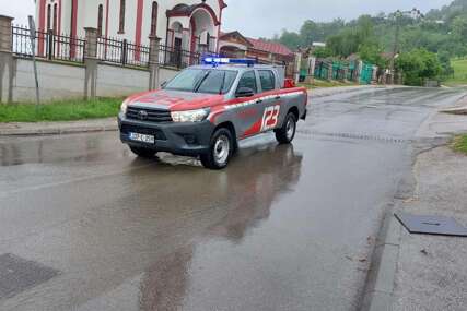 (FOTO) Vatrogasci u akciji: Izvlačili automobil iz potoka u Banjaluci