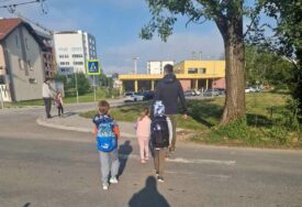 (FOTO) OGORČENI RODITELJI DJECE KOJA IDU U ŠKOLU U ADI Mališani hodaju ulicom, nema trotoara, pješačkih prelaza a ŠAHTOVI PORED ŠKOLE OTVORENI