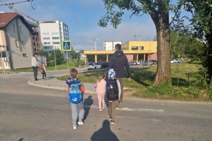 (FOTO) OGORČENI RODITELJI DJECE KOJA IDU U ŠKOLU U ADI Mališani hodaju ulicom, nema trotoara, pješačkih prelaza a ŠAHTOVI PORED ŠKOLE OTVORENI