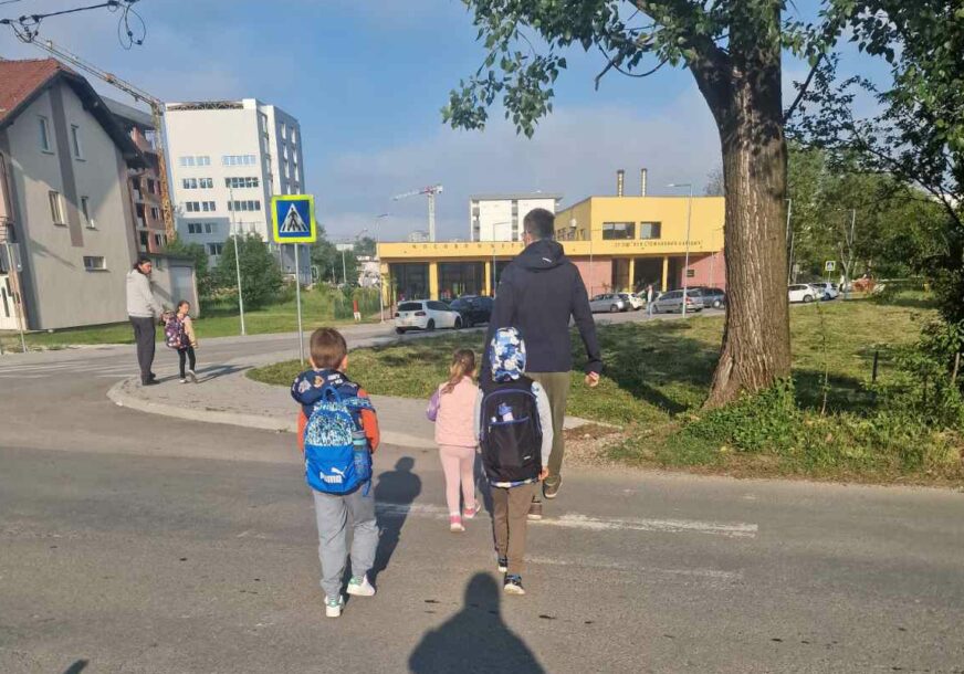 Opasan put kod osnovne škole u Adi