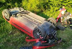(FOTO) Nesreća u Banjaluci: Automobil se prevrnuo nakon slijetanja