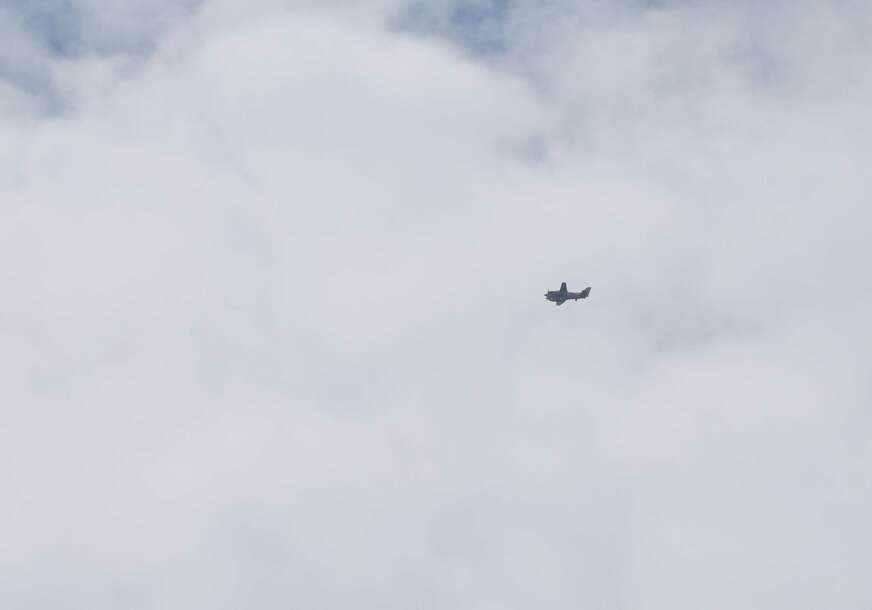 Avion nadlijeće kasarnu Kozara