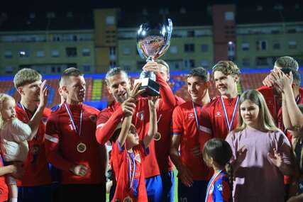 fudbaleri banjalučkog Borca sa peharom Kupa RS
