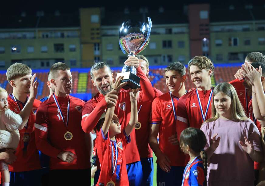 fudbaleri banjalučkog Borca sa peharom Kupa RS