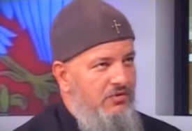 (VIDEO) Nikada nije priznao svoju krivicu: Pop koji je LOPATOM UBIO ZAVISNIKA u zatvoru postao "umjetnik"