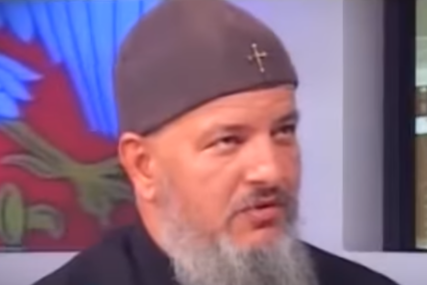 (VIDEO) Nikada nije priznao svoju krivicu: Pop koji je LOPATOM UBIO ZAVISNIKA u zatvoru postao "umjetnik"