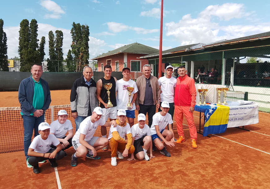 zajednička fotografija učesnika teniskog turnira Brčko open