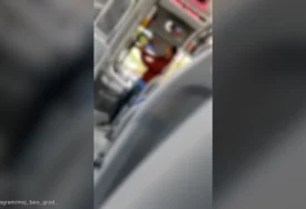 (VIDEO) OKRŠAJ PUTNIK I VOZAČA AUTOBUSA Sve je počelo žestokom raspravom, a onda su krenule batine