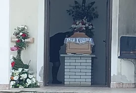 (FOTO) SAHRANA DAMIRA DOKIĆA Pojavilo se 14 ljudi, samo sin i nepoznata žena u suzama
