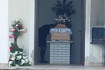 (FOTO) SAHRANA DAMIRA DOKIĆA Pojavilo se 14 ljudi, samo sin i nepoznata žena u suzama