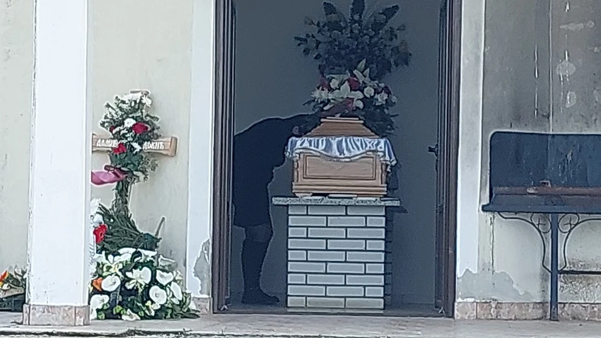 (FOTO) SAHRANA DAMIRA DOKIĆA Pojavilo se 14 ljudi, samo sin i nepoznata žena u suzama