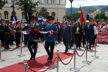 (FOTO) Odata počast žrtvama fašizma: Položeni vijenci i cvijeće na banjalučkom Trgu palih boraca