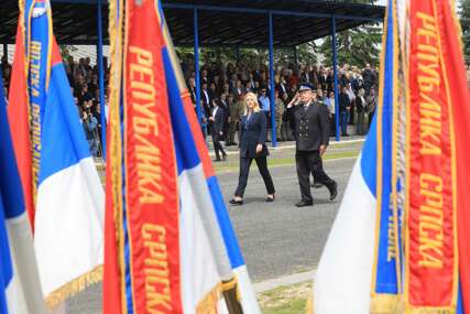 (FOTO) SVEČANOST POVODOM DANA VOJSKE RS Predsjedavajućoj Predsjedništva BiH Željki Cvijanović predat raport u kasarni „Kozara“