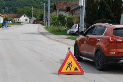 (VIDEO, FOTO) 30 DANA OPASNOSTI BEZ REAKCIJE Rupa na sred puta, niti ko dolazi, niti ko šta popravlja